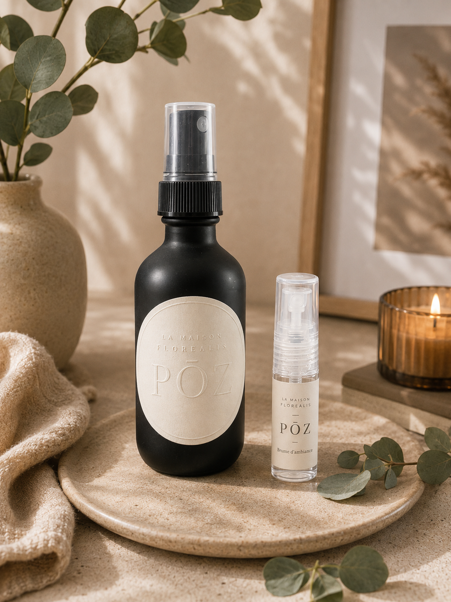 Brume d’ambiance PŌZ – flacon noir et format découverte avec étiquette crème embossée